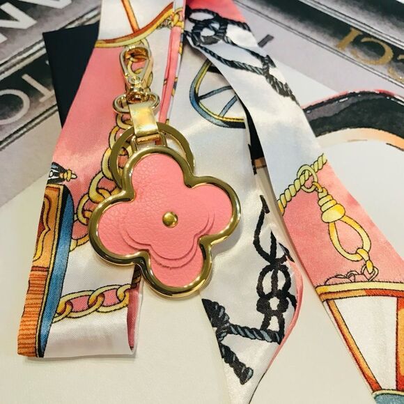 Ligth Pink Clover Charm and Silk Scarf Twilly - Picture 3 of 3